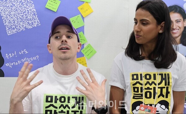 방송인 타일러와 니디 씨는 한글과자에 대해 큰 자부심과 열정을 가지고 설명해 주었다.  ⓒ컨슈머와이드 전휴성 기자