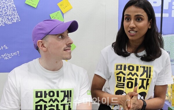 방송인 타일러와 니디 씨는 한글과자에 대해 큰 자부심과 열정을 가지고 설명해 주었다.  ⓒ컨슈머와이드 전휴성 기자