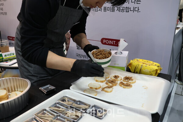 내추럴 컷츠 대체 소고기 시식 ⓒ컨슈머와이드 전휴성 기자