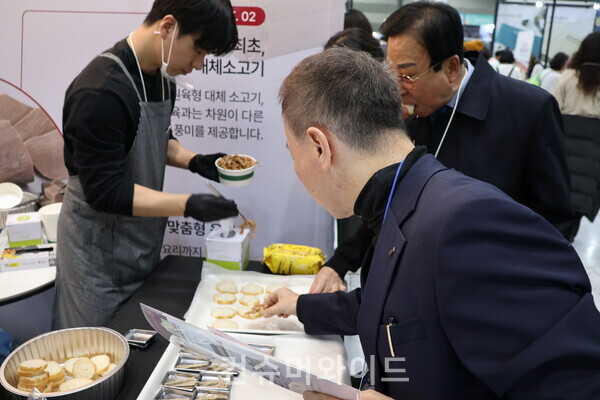 내추럴 컷츠 대체 소고기 시식 ⓒ컨슈머와이드 전휴성 기자