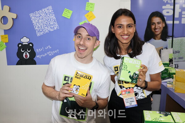 미국 출신 방송인 타일러 라쉬와 인도 출신 사업가 니디 아그르왈  ⓒ컨슈머와이드 강진일 기자