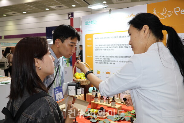 대한민국 친환경 대전에 참가해 관람객들에게 제품에 대해 설명줄인 류하나 대표 ⓒ컨슈머와이드 강진일 기자