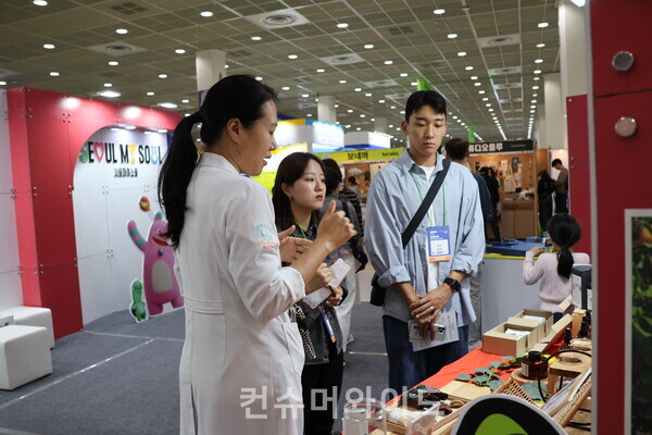 대한민국 친환경 대전에 참가해 관람객들에게 제품에 대해 설명줄인 류하나 대표 ⓒ컨슈머와이드 강진일 기자