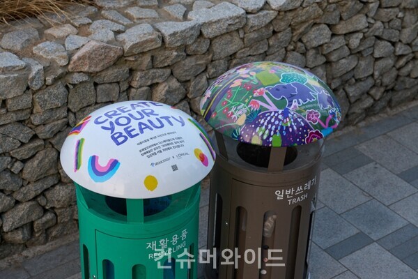 로레알코리아는 서울시와 함께 장애예술인 그림을 거리에 전시하는 ‘가로 쓰레기통’ 디자인 프로젝트를 진행했다. 사진/로레알코리아