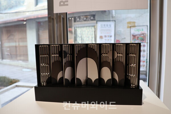 인사동 위치 갤러리 은에서 진행중인 한번 더 콘덴싱 : 가치의 재발견 전시회에 전시 중인 작품ⓒ컨슈머와이드 전휴성 기자