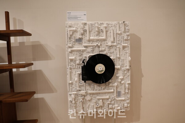 인사동 위치 갤러리 은에서 진행중인 한번 더 콘덴싱 : 가치의 재발견 전시회에 전시 중인 작품ⓒ컨슈머와이드 전휴성 기자