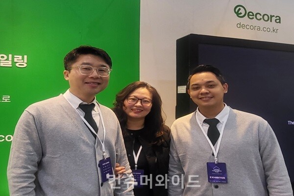 양수영 데코라 대표(사진 가운데)와 데코라 직원들 ⓒ 컨슈머와이드 강진일 기자