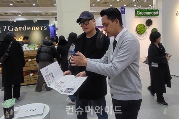 데코라 직원이 관람객에게 AI 공간 스타일링 서비스를 설명하고 있는 모습   ⓒ 컨슈머와이드 강진일 기자