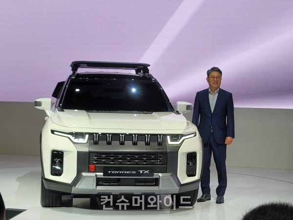 KGM 곽재선 회장이 토레스 앞에서 포즈를 취하고 있다.  ⓒ