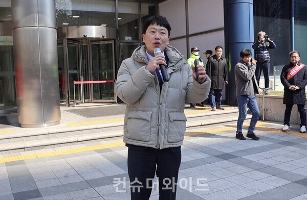 법무법인의 위인 이주한 변호사가 발언을 하고 있다. ⓒ컨슈머와이드 전휴성 기자