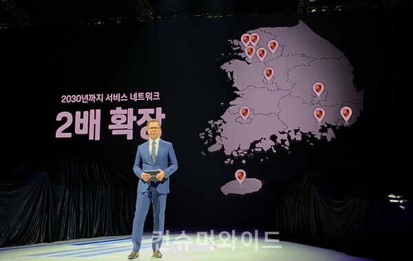 포르쉐코리아 마티아스 부세 대표가 3일 서울모빌리티쇼 2025 포르쉐 미디어 컨퍼런스에서 브랜드 성장 로드맵을 발표하고 있다. ⓒ컨슈머와이드 전휴성 기자