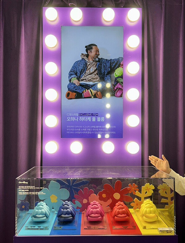 이번 팝업스토에서 최초로 선보이는 아이템, 무라카미 다카시의 풋 웨어 브랜드 오하나 하타케 제품. ⓒ 컨슈머와이드 장하영 기자