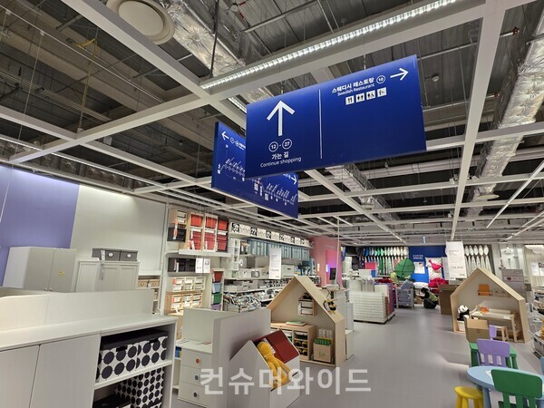 이케아 강동점 안내판에는 소화기 , 비상 대피문 안내는 없다 ⓒ컨슈머와이드 전휴성 기자