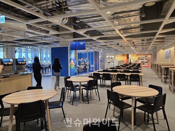 이케아 강동점 헤이 푸드 오더를 설명하고 있는 이케아 강동점 직원 ⓒ컨슈머와이드 전휴성 기자