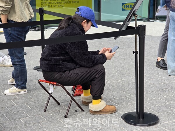 이케아 강동점 오픈까지 묵묵히 기다리고 있는 첫 번째 고객 김명진 씨 ⓒ컨슈머와이드 전휴성 기자