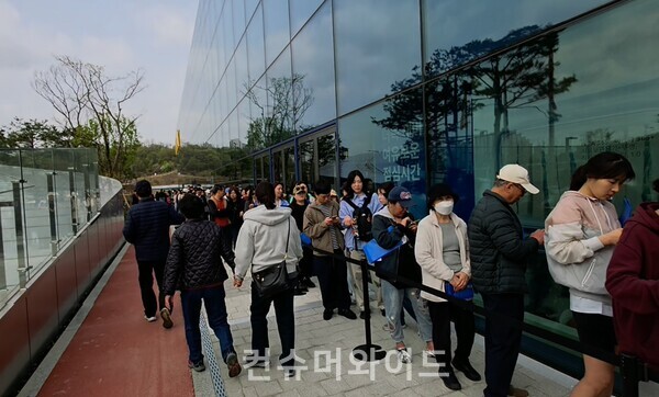 이케아 강동점 오픈 전에 끝이 안 보일 정도로 긴 줄이 늘어섰다. ⓒ컨슈머와이드 전휴성 기자
