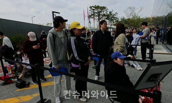 이케아 강동점 첫 번째 고객과 두 번째 고객 등이 오픈을 기다리고 있다. ⓒ컨슈머와이드 전휴성 기자