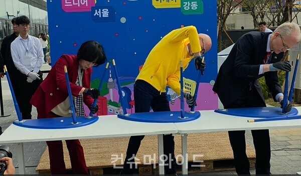 이수희 강동구청장, 매그너스 노르베리 이케아 강동점 점장, 칼-울로프 안데르손 주한 스웨덴 대사가 이케아 보조테이블 조립하는 모습ⓒ컨슈머와이드 전휴성 기자