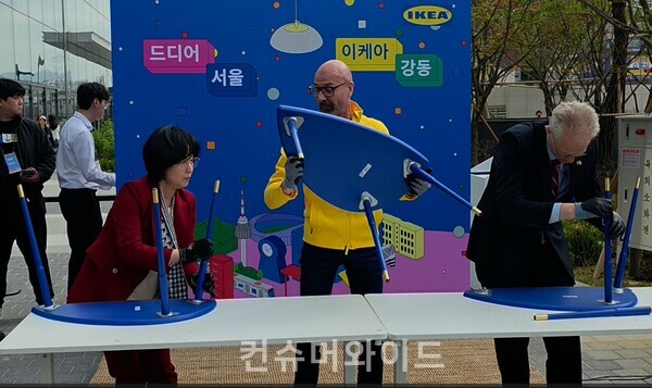 매그너스 노르베리 이케아 강동점 점장이 이케아 보조테이블 조립 시합에서 1등을 했다. ⓒ컨슈머와이드 전휴성 기자