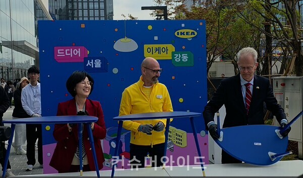 이케아 보조테이블 조립을 마친 이수희 강동구청장, 매그너스 노르베리 이케아 강동점 점장이 꼴지를 한 칼-울로프 안데르손 주한 스웨덴 대사를 보며 웃고 있다. ⓒ컨슈머와이드 전휴성 기자