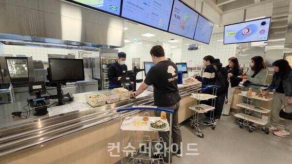 기존 이케아 레스토랑 클래식 주문 방식을 이용 중인 고객 모습ⓒ컨슈머와이드 전휴성 기자