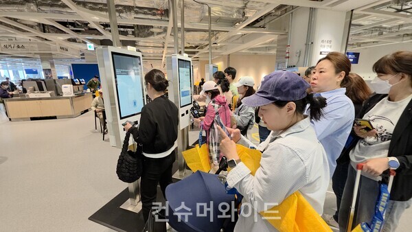 헤이 푸드 오더를 이용하고 있는 이케아 고객 모습ⓒ컨슈머와이드 전휴성 기자