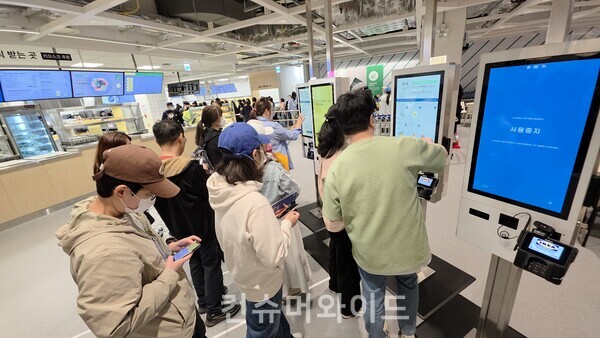 헤이 푸드 오더를 이용하고 있는 이케아 고객 모습ⓒ컨슈머와이드 전휴성 기자