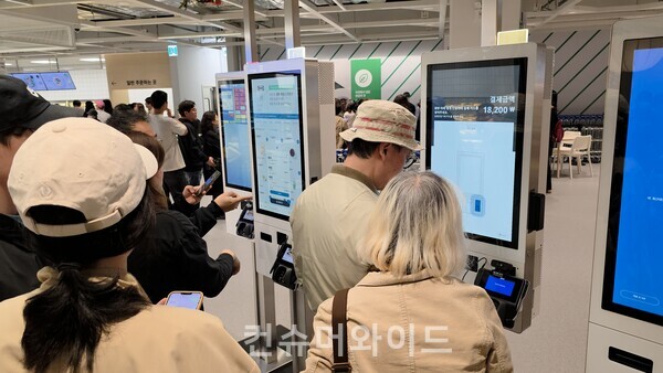 헤이 푸드 오더를 이용하고 있는 이케아 고객 모습 ⓒ컨슈머와이드 전휴성 기자