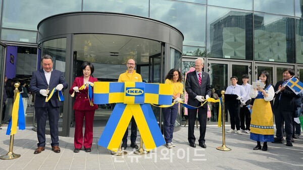 이은송 제이케이미래주식회사 부사장, 이수희 강동구청장, 매그너스 노르베리 이케아 강동점 점장, 이사벨 푸치 이케아 코리아 대표 겸 최고지속가능성책임자, 칼-울로프 안데르손 주한 스웨덴 대사 등 주요 내빈이 테이프 커팅식을 진행했다. ⓒ컨슈머와이드 전휴성 기자
