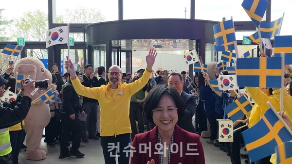 이수희 강동구청장, 매그너스 노르베리 이케아 강동점 점장이 매장으로 입장하고 있다. ⓒ컨슈머와이드 전휴성 기자