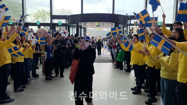 이케아 강동점 첫 번째 고객인 김명진 씨가 매장에 입장하고 있다. ⓒ컨슈머와이드 전휴성 기자