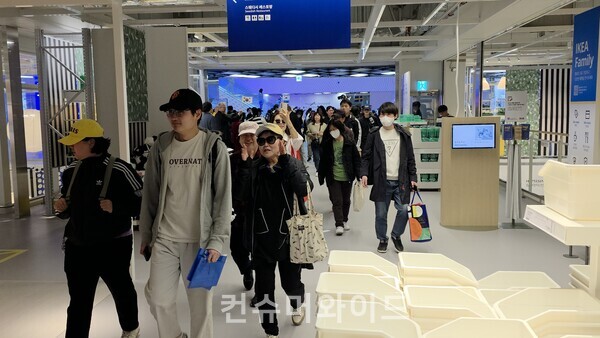 이케아 강동점 오픈과 함께 매장에 입장하고 있는 홈퍼니싱 가치소비자들 ⓒ컨슈머와이드 전휴성 기자