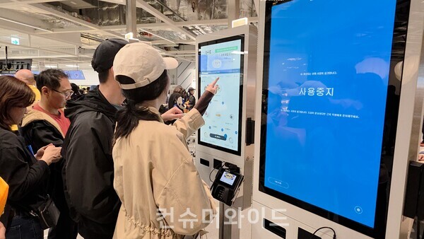 헤이 푸드 오더에서 주문하고 있는 소비자들ⓒ컨슈머와이드 전휴성 기자