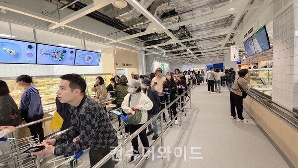 기존 클래식 방식으로 음식을 주문하고 있는 소비자들 ⓒ컨슈머와이드 전휴성 기자