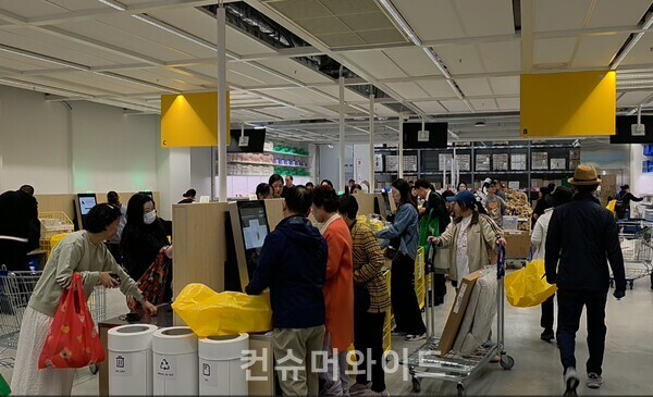 무인 계산대에서 계산하고 있는 소비자들 ⓒ컨슈머와이드 전휴성 기자