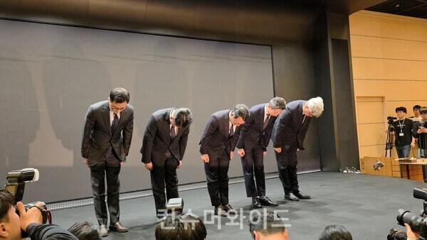 25일 SK텔레콤 사옥에서 진행된 해킹 관련 기자회견에서 왼쪽부터 이종훈 인프라 전략본부장, 홍승태 고객가치 혁신실장, 유연상 대표, 배병찬 MNO 본부장, 윤재웅 마케팅전략 본부장이 고개 숙여 사과하고 있다..ⓒ컨슈머와이드 전휴성 기자