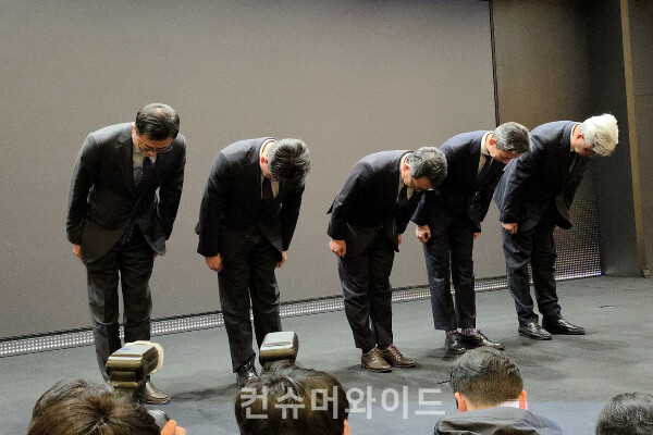 25일 SK텔레콤 사옥에서 진행된 해킹 관련 기자회견에서 왼쪽부터 이종훈 인프라 전략본부장, 홍승태 고객가치 혁신실장, 유연상 대표, 배병찬 MNO 본부장, 윤재웅 마케팅전략 본부장이 고개 숙여 사과하고 있다. ⓒ컨슈머와이드 전휴성 기자
