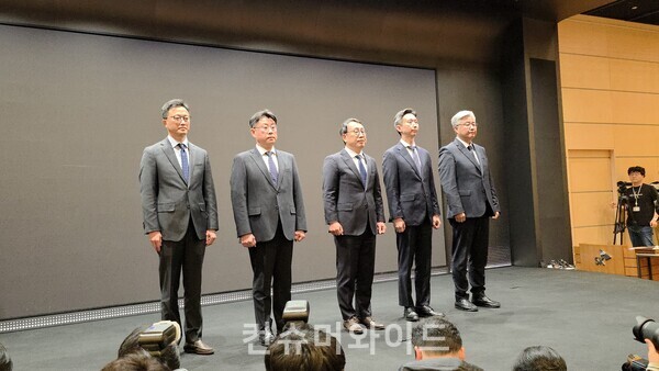 25일 SK텔레콤 사옥에서 진행된 해킹 관련 기자회견에서 왼쪽부터 이종훈 인프라 전략본부장, 홍승태 고객가치 혁신실장, 유연상 대표, 배병찬 MNO 본부장, 윤재웅 마케팅전략 본부장이 공식사과를 위해 강단에 서있다. ⓒ컨슈머와이드 전휴성 기자