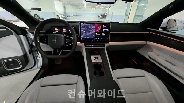 폴스타4  실내 ⓒ컨슈머와이드 전휴성 기자