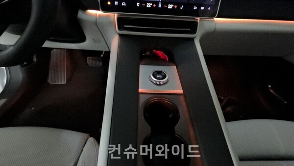 음향 조절 물리적 버튼이 있는데, 이 공간에 필수 기능 물리적 버튼을 설치하는 것이 더 나아 보인다. ⓒ컨슈머와이드 전휴성 기자