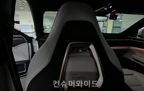 운전석 헤드레스트 스피커에서 내비게이션 안내 목소리가 출력된다. ⓒ컨슈머와이드 전휴성 기자