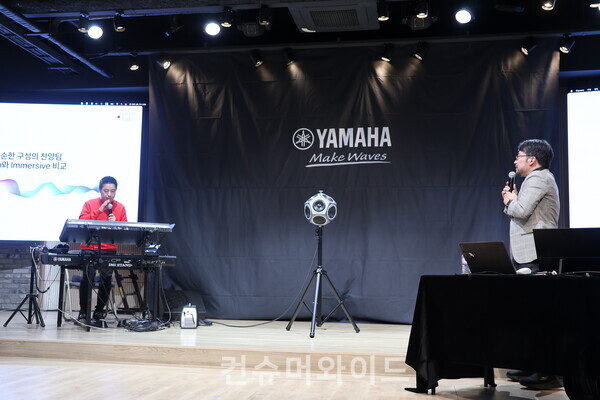  이수용 교수와 함께 이삼열 교수가 이머시브 오디오를 시연하고 있다 ⓒ컨슈머와이드 전휴성 기자