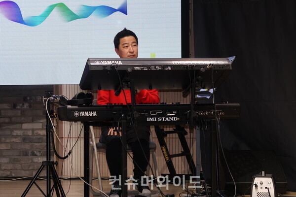 이삼열 교수가 이머시브 오디오를 시연하고 있다. ⓒ컨슈머와이드 전휴성 기자