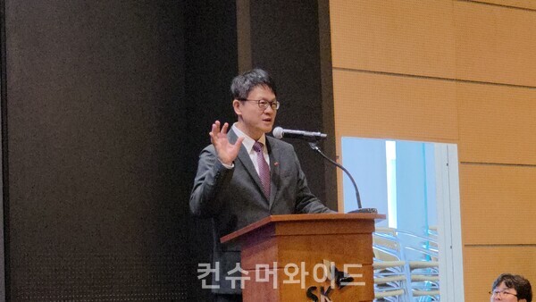 2일 오전 10시 서울 을지로 SKT타워에서 진행된 기자회견에서 류정환 Network Infra 센터장이 해킹 관련 루머에 대해 팩트체크를 하고 있다. ⓒ컨슈머와이드 전휴성 기자