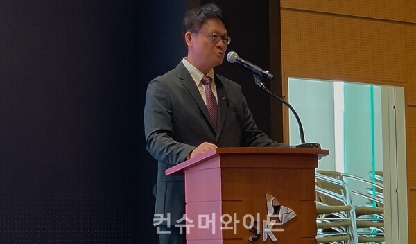 2일 오전 10시 서울 을지로 SKT타워에서 진행된 기자회견에서 류정환 Network Infra 센터장이 해킹 관련 루머에 대해 팩트체크를 하고 있다. ⓒ컨슈머와이드 전휴성 기자
