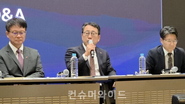 유영상 SKT 대표가 2일 서울 을지로 SKT타워에서 진행된 2차 기자회견에서 위야금 면제에 대해 의견을 밝히고 있다. ⓒ컨슈머와이드 전휴성 기자