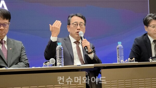 2일 오전 10시 서울 을지로 SKT타워에서 진행된 2차 기자회견에서 유영상 SKT 대표가 SKT 대리점 신규가입자 모집 중단에 대해 설명하고 있다. ⓒ컨슈머와이드 전휴성 기자