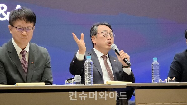 2일 오전 10시 서울 을지로 SKT타워에서 진행된 2차 기자회견에서 유영상 SKT 대표가 SKT 대리점 신규가입자 모집 중단에 대해 설명하고 있다. ⓒ컨슈머와이드 전휴성 기자