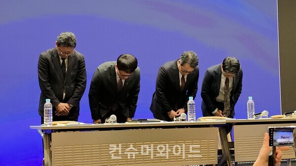 고개숙인 SKT 임원들 ⓒ컨슈머와이드 전휴성 기자