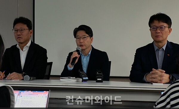 SKT가 3일 오전 10시 기자실에서 데일리 브리핑을 진행했다. 사진은 왼쪽부터  김희섭 PR센터장, 임봉호 MNO사업부장, 류정환 네트워크 인프라센터장 ⓒ컨슈머와이즈 전휴성 기자